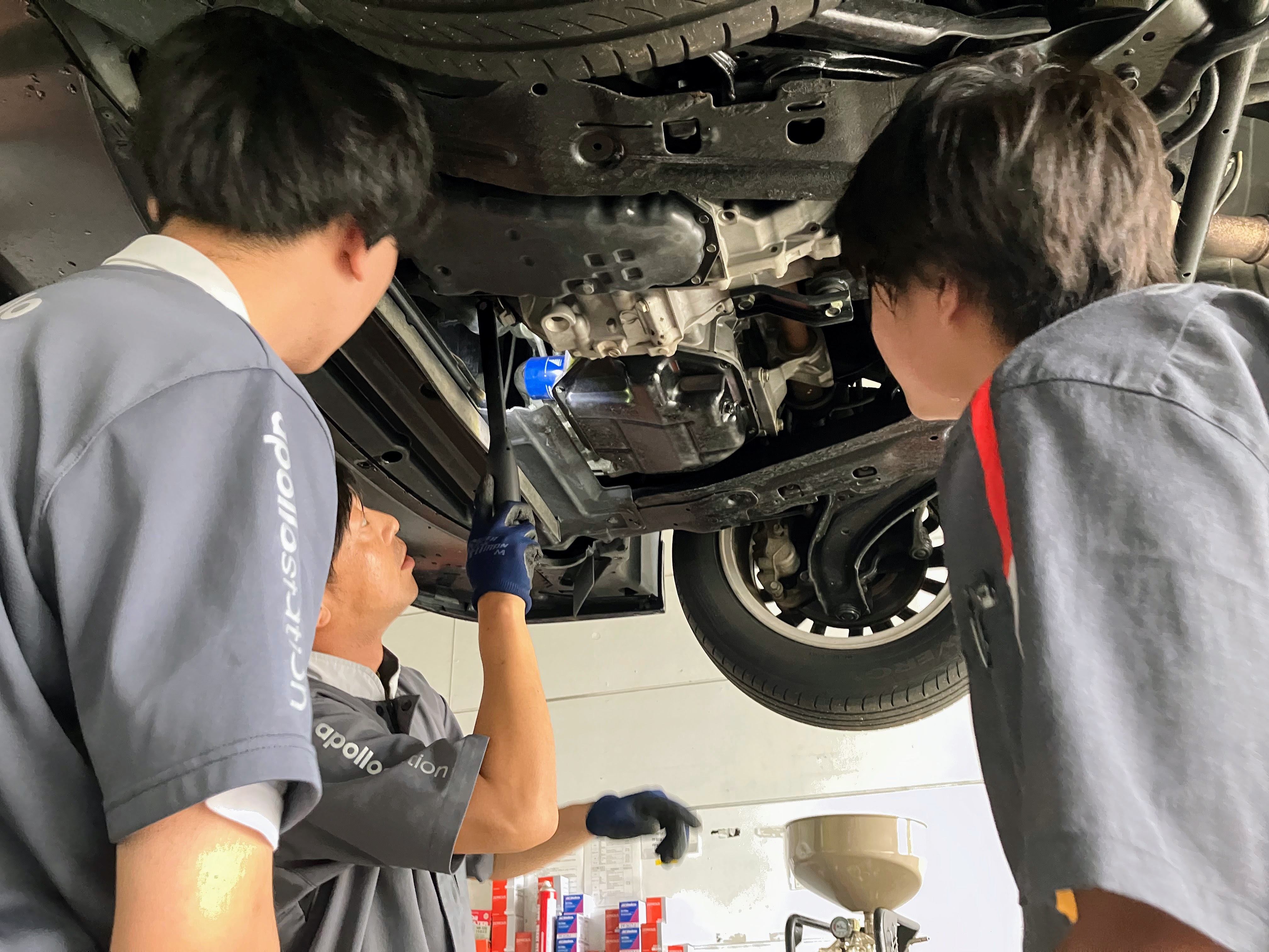 初めて見る自動車の裏側